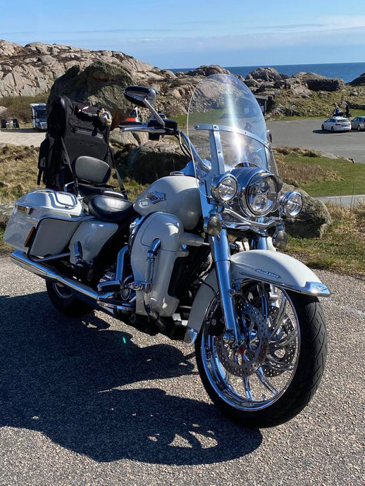 Renaclean på krom-detaljer Harley Davidson